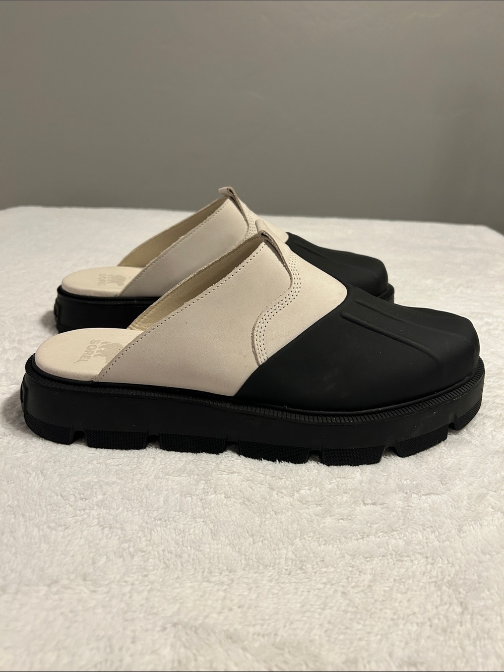 Sorel Rein CB Women Slip-On Clog Chalk/black Color. Lightweight EVA footbed. - Picture 2 of 11
